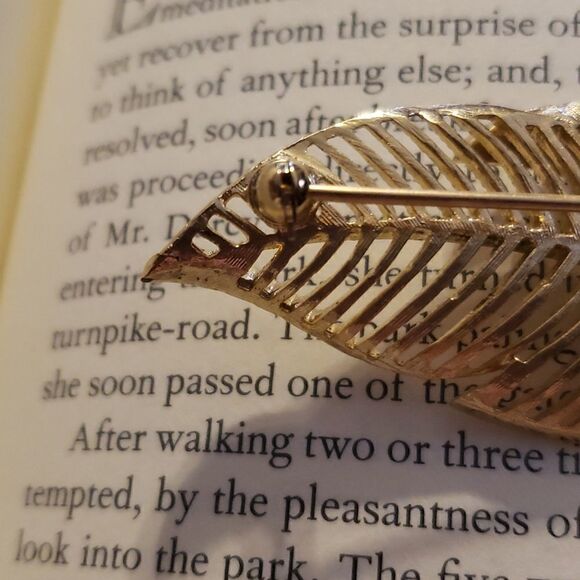 Vintage Monet Leaf Brooch - Picture 4 of 4